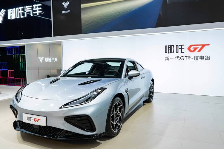 深圳172哪吒汽车在智能汽车领域的表现，领途汽车在新能源汽车市场中的影响力